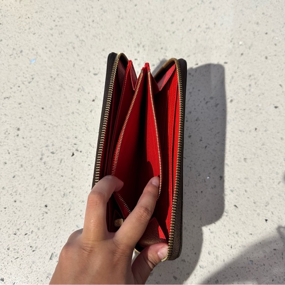 Louis Vuitton Zippy Wallet in Monogram - Picture 5 of 14